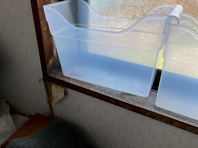 雨水を受けている容器